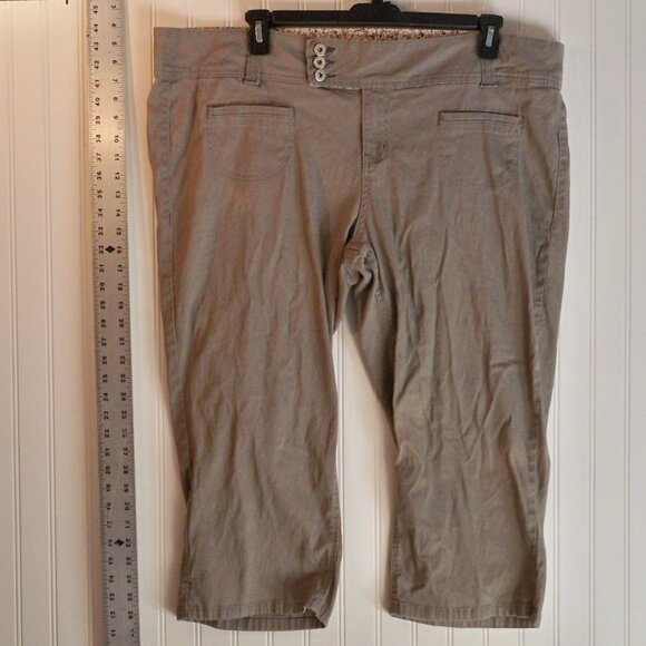 Bongo, Gray Capris 24W - Picture 2 of 5
